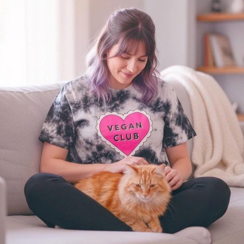 Camiseta unisex con efecto tie-dye de Vegan Club / Blanco y negro / Bonita camiseta vegana con corazón imagen 1