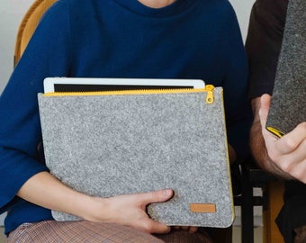 Felt sleeve for tablets & laptops with zipper in light grey-yellow, notebook case in 5 sizes from 10 to 17 inches (DAKOTA)