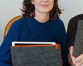 Felt sleeve for tablets & laptops with zipper in dark grey-orange, notebook case in 5 sizes from 10 to 17 inches (DAKOTA)