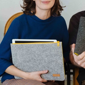 Felt sleeve for tablets & laptops with zipper in light grey-yellow, notebook case in 5 sizes from 10 to 17 inches (DAKOTA)