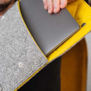 Felt MacBook sleeve for MacBook Air 15″ & MacBook Pro 16″ with snap closure and outer pocket – in 8 colors