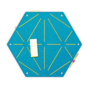 Memoboard zum Stecken & Pinnen in Hexagon-Form, modernes Visionboard fürs Büro, coole Küchen-Pinnwand, farbiges Pinboard Kinderzimmer HEX hellblau-gelb