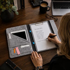 Document folder with clipboard suitable for A4 documents as well as tablets & laptops up to 13 inches, felt office folder in dark grey-light grey (HUGGO)