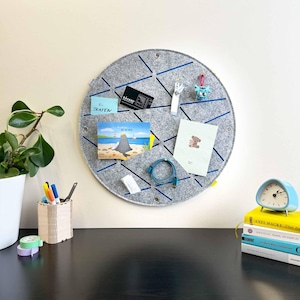 Pinboard circle with slots for pinning and sticking, memo board felt, pinboard kitchen, beautiful pinboard office, memo board home office (CIR)