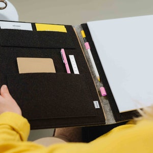 Filz-Dokumentenmappe passend für A4-Dokumente sowie Tablets und Laptops bis zu 13 Zoll, A4 Filzmappe in hellgrau-schwarz (HELLA)