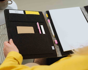 Filz-Dokumentenmappe passend für A4-Dokumente sowie Tablets und Laptops bis zu 13 Zoll, A4 Filzmappe in hellgrau-schwarz (HELLA)
