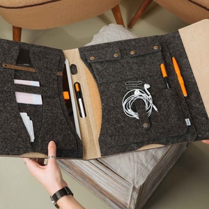 A4 Organizer Mappe aus Filz mit vielen Fächern, passend für Tablets und Laptops bis zu 13 Zoll, Reiseorganizer in dunkelgrau-beige (KOCO L)