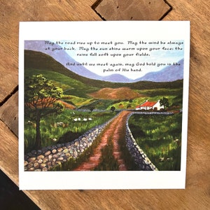 Puede incluir: Una pintura de acuarela de un camino sinuoso que lleva a una peque&ntilde;a caba&ntilde;a en un valle verde. El texto dice: "Que el camino se eleve para encontrarte. Que el viento est&eacute; siempre a tu espalda. Que el sol brille c&aacute;lido sobre tus rostros, que la lluvia caiga suave sobre tus campos, Y hasta que nos encontremos de nuevo, que Dios te sostenga en la palma de su mano."
