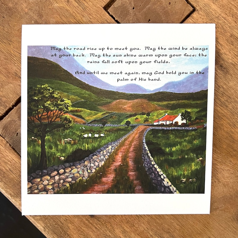 Puede incluir: Una pintura de acuarela de un camino sinuoso que lleva a una peque&ntilde;a caba&ntilde;a en un valle verde. El texto dice: "Que el camino se eleve para encontrarte. Que el viento est&eacute; siempre a tu espalda. Que el sol brille c&aacute;lido sobre tus rostros, que la lluvia caiga suave sobre tus campos, Y hasta que nos encontremos de nuevo, que Dios te sostenga en la palma de su mano."
