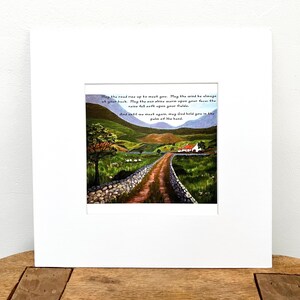 Puede incluir: Una pintura que representa un camino sinuoso que conduce a una peque&ntilde;a caba&ntilde;a en un valle verde. La pintura est&aacute; acompa&ntilde;ada de una cita: "Que el camino se eleve para encontrarte. Que el viento est&eacute; siempre a tu espalda. Que el sol brille c&aacute;lido en tu rostro, que la lluvia caiga suave sobre tus campos. Y hasta que nos encontremos de nuevo, que Dios te sostenga en la palma de su mano."