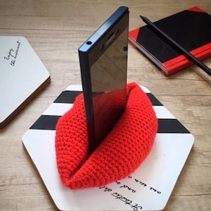 PDF Crochet pattern Ruby LIPS, unique crochet phone holder, stylish gift, interior, fashion, make-up, Birthday