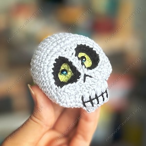 Pdf SKULL crochet pattern + video,  digital crochet tutorial, sugar skull, day of the dead, crochet skull,DIY gift, Halloween decoration