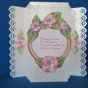 Verjaardagskaart voor een vrouw met bloemen. Met een versje en een gratis cadeaukaartje.