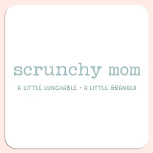 Scrunchy Mom - Um Pequeno Almoço • Um Pouco de Granola | SVG | Vida de Mãe | Natural Mama | Presente de Dia das Mães | Caneca ou Camiseta para a Mamãe
