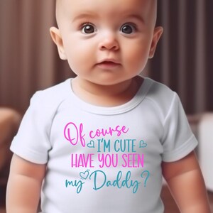 Certo che sono carina! Hai visto il mio papà? SVG / Design digitale carino per neonati e bambini / Regalo personalizzato per baby shower / Decorazioni per la cameretta dei bambini