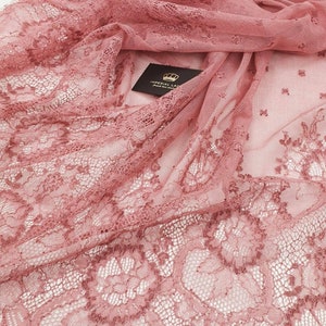 Himbeerfarbene Spitze, Französische Spitze, Chantilly-Spitze, Ausgebogte Spitze, Brautspitze, Blumenspitze, Couture-Spitze, Spitzenstoff K01122