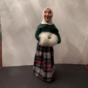 Vintage Rare Byers Choice Ltd Carolers Woman with White Muff 1986