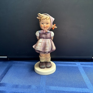 Hummel &quot;Which Hand?&quot;, delightful vintage Hummel figurine (#258, 1960s, TMK4)