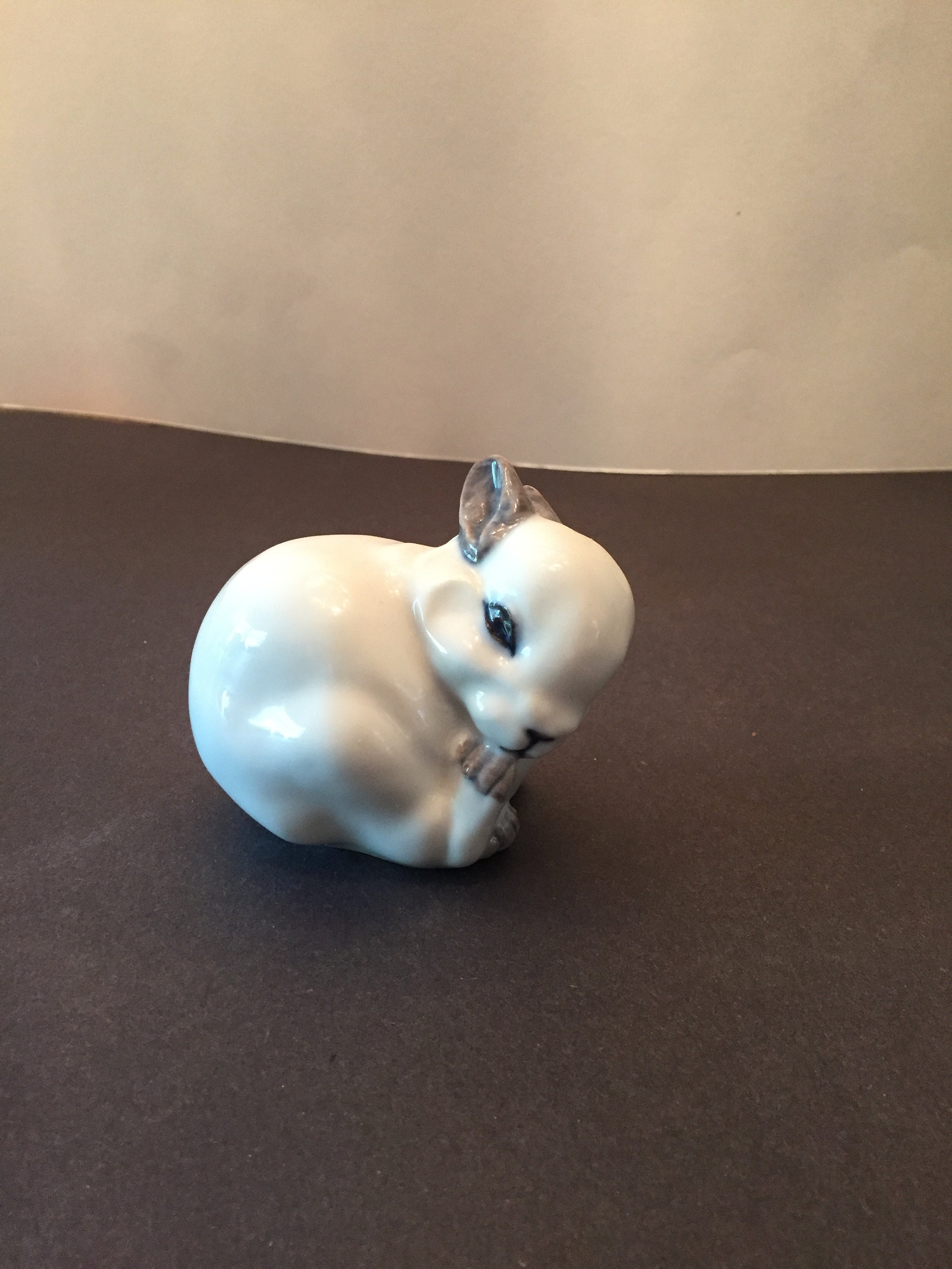 12 Figurines Porcelets Et Lapins Et Fermière Dans Un Tube De Rangement