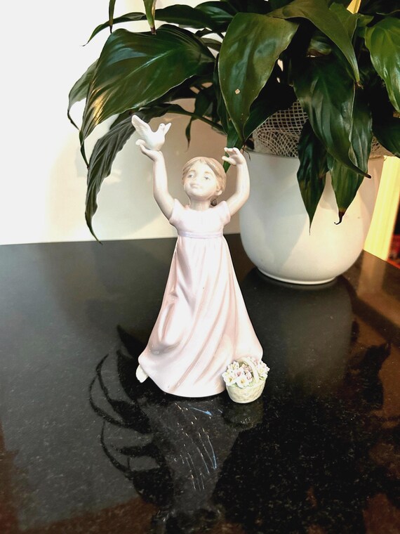NADAL 陶器製少女像 ピンク Vintage Nadal Figurine Girl With Dove - Etsy