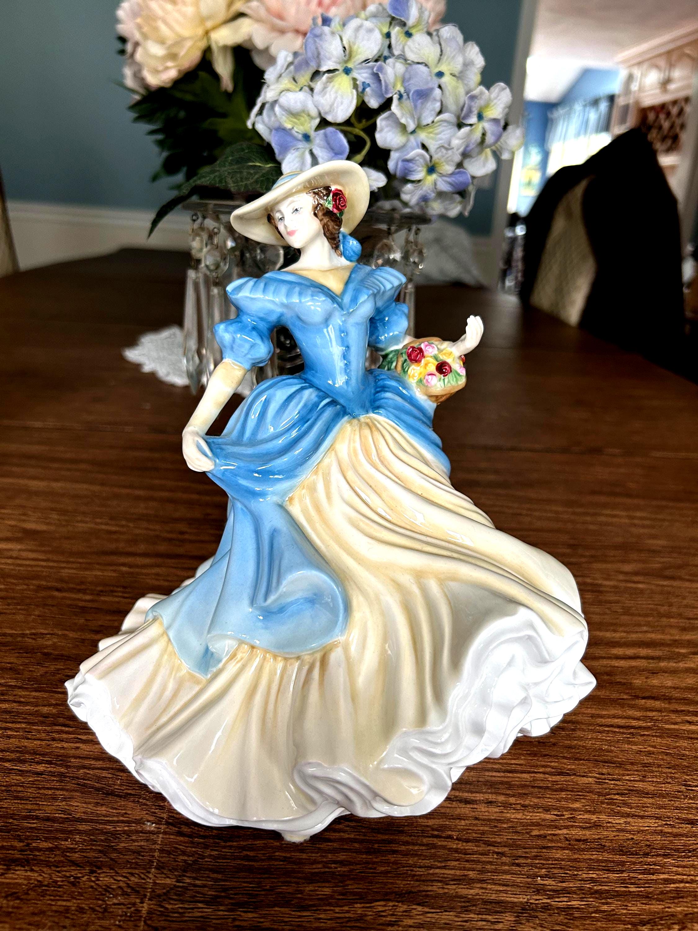 Vintage Royal Doulton Figurine Lady Anna Louise HN 4966, Prestige