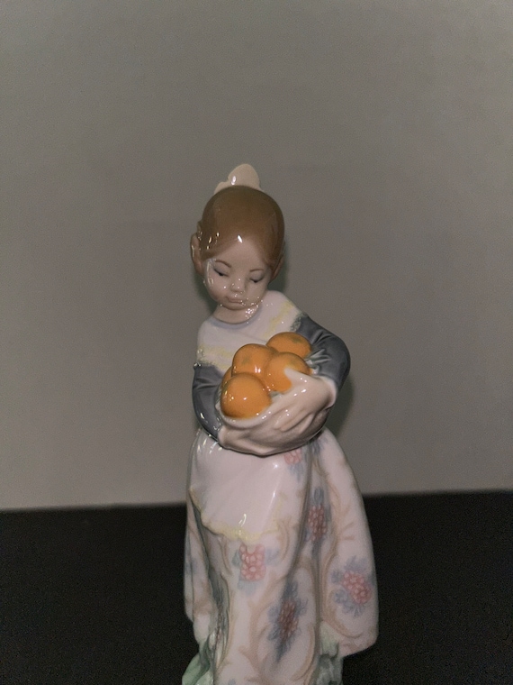 Lladro Valencian Girl 4841 Porcelain Figurine | Hand Made Designed