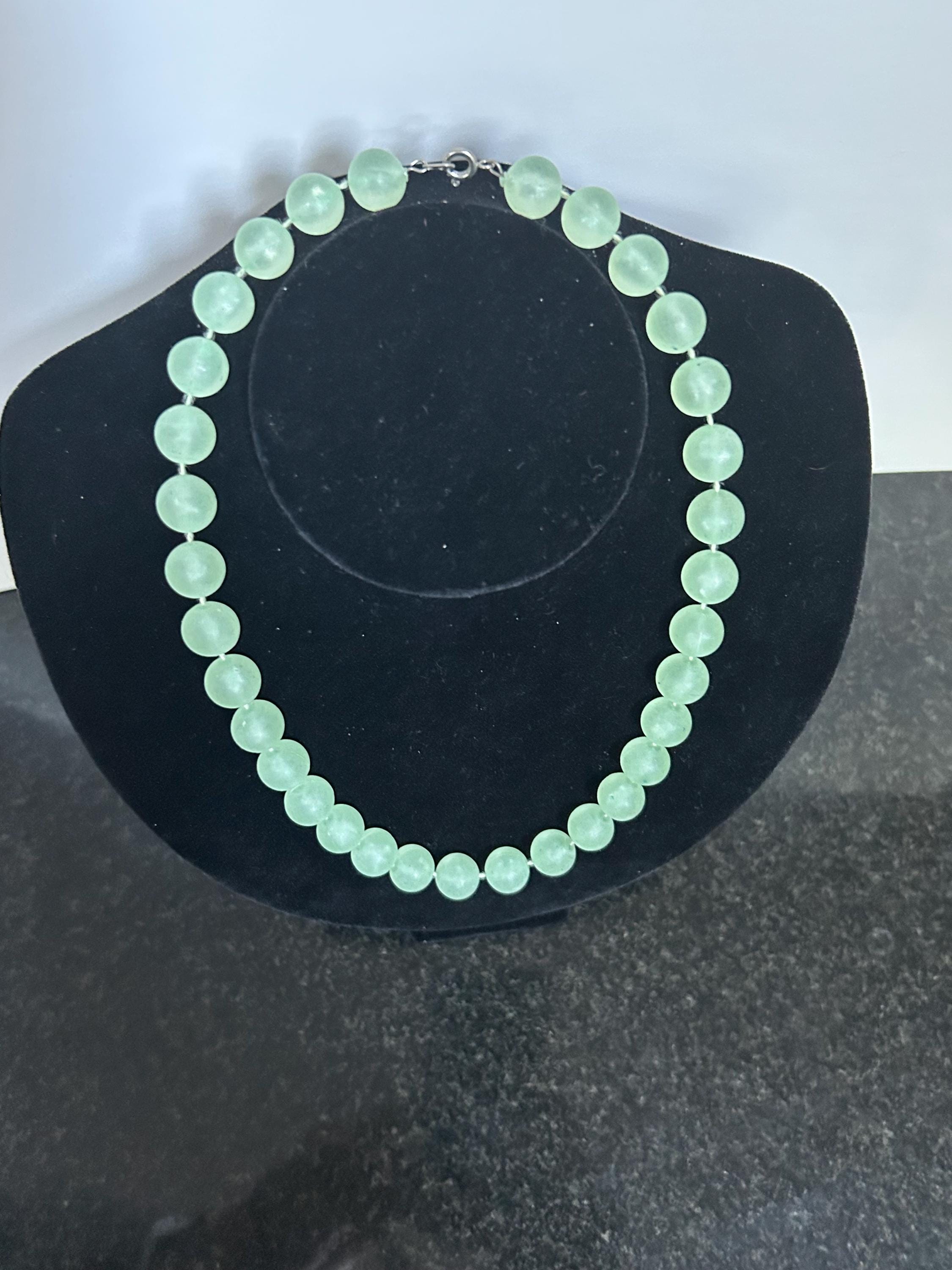 Collier vintage en perles de celluloïd sculptées des années