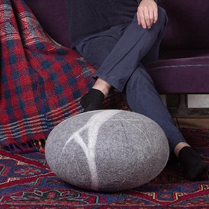 Poef wollen stenen voetenbank vilt kiezelsteen| Gezellige woonkamer poef decor «Haiku» KATSU