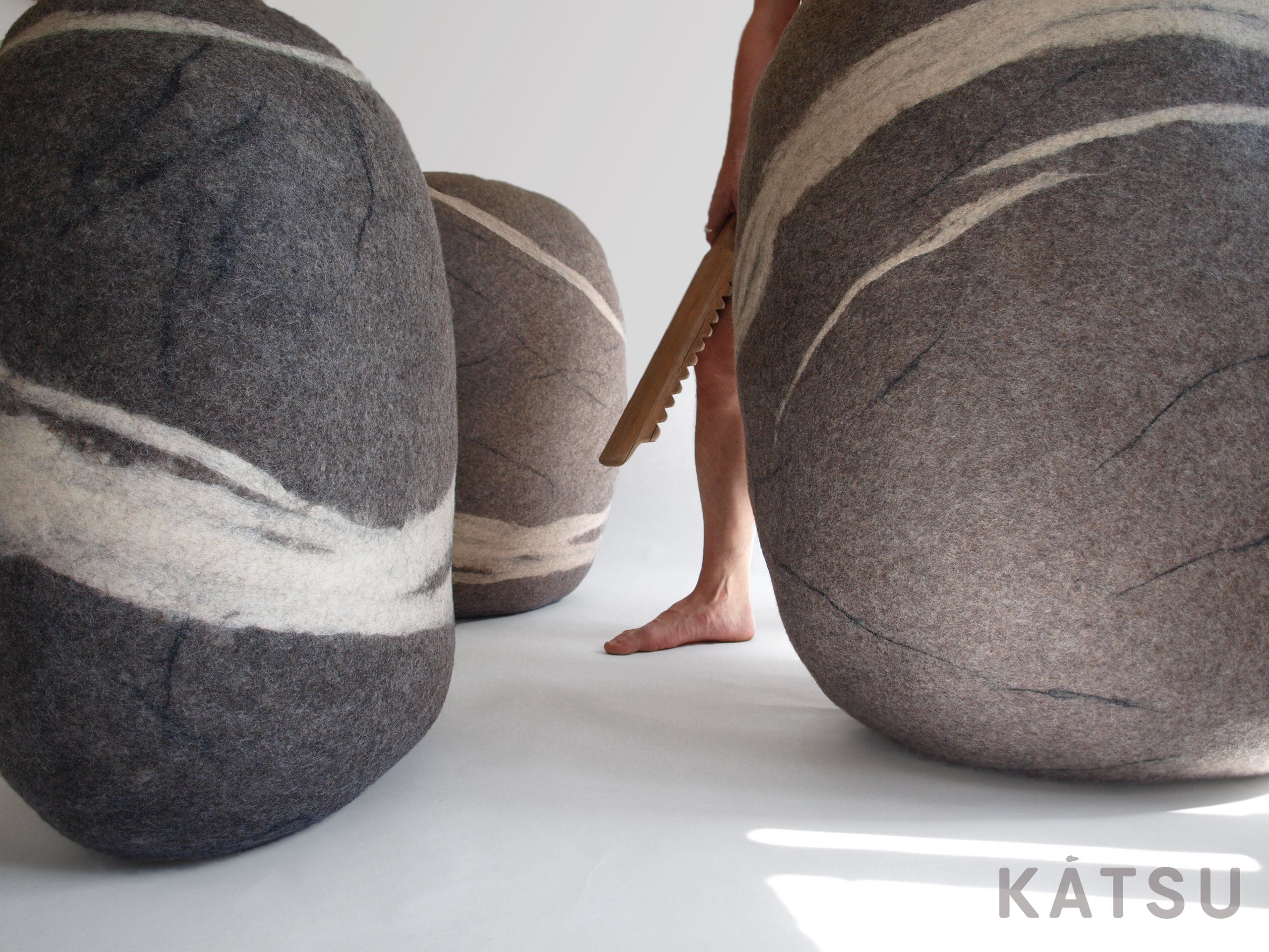 Felt stone. Katsu камни пуфы. Stone Rock Wool Pouf. Войлочные камни. Валяный камень пуф.