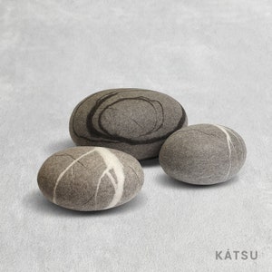 OP VOORRAAD -20%. Set poefs &quot;Zen&quot;. Net als echte stenen. KATSU is een wollen kussens, kussens, poefs en poefs.