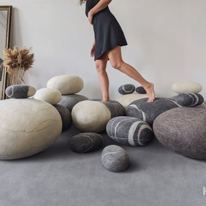 Vilten stenen poef set &quot;Now&quot; - handgemaakte wollen rotskussens, op de natuur geïnspireerde vloer, modern interieur en speelkamer, poef, poefs