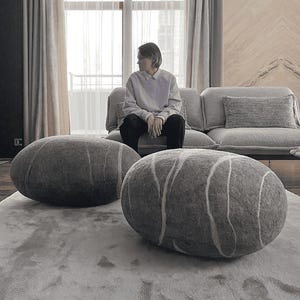 Poef wollen stenen voetenbank vilt kiezelsteen | Gezellige woonkamer poef decor «Sea Pebble» KATSU