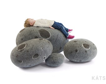 Natürliche gefilzte Wolle. Weicher Stein-Pouf. Modell «Astro». Wie echte Felsen und Steine. KATSU ist ein Woll-Sitzpoufs, Kissen, Sitzkissen und Sitzsäcke