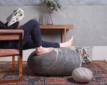 Laine feutrée naturelle. Pouf en pierre douce. Modèle « Still ». Comme de vrais rochers et pierres. KATSU est un pouf, des oreillers, des coussins et des poufs en laine