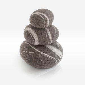 Natuurlijke vervilte wol. Zachte stenen poefs. Set #8. Net als echte stenen. KATSU is een wollen kussens, kussens, poefs en poefs.