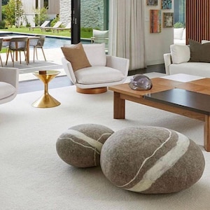 Poef wollen stenen poef vilt kiezelsteen | Hotellobby Spamuseum en tentoonstellingsdecor Statement stuk &quot;Sea Boulder&quot; KATSU