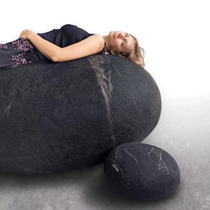 Natuurlijke vervilte wol. Zachte stenen poef. Model &quot;glanzende lava&quot;. Zoals echte rotsen en stenen. KATSU is een wollen voetenbank, kussens, kussens en poefs.
