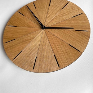 Horloge minimaliste, horloge murale unique, grande horloge murale en bois pour mur horloge en chêne avec finition noire horloge de 20 pouces image 4