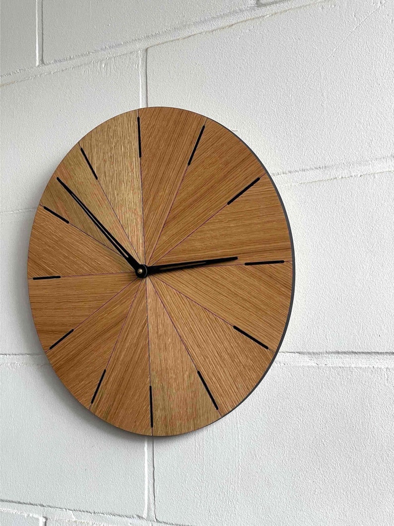 Horloge minimaliste, horloge murale unique, grande horloge murale en bois pour mur horloge en chêne avec finition noire horloge de 20 pouces image 2
