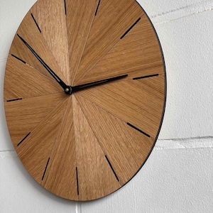 Horloge minimaliste, horloge murale unique, grande horloge murale en bois pour mur horloge en chêne avec finition noire horloge de 20 pouces image 10