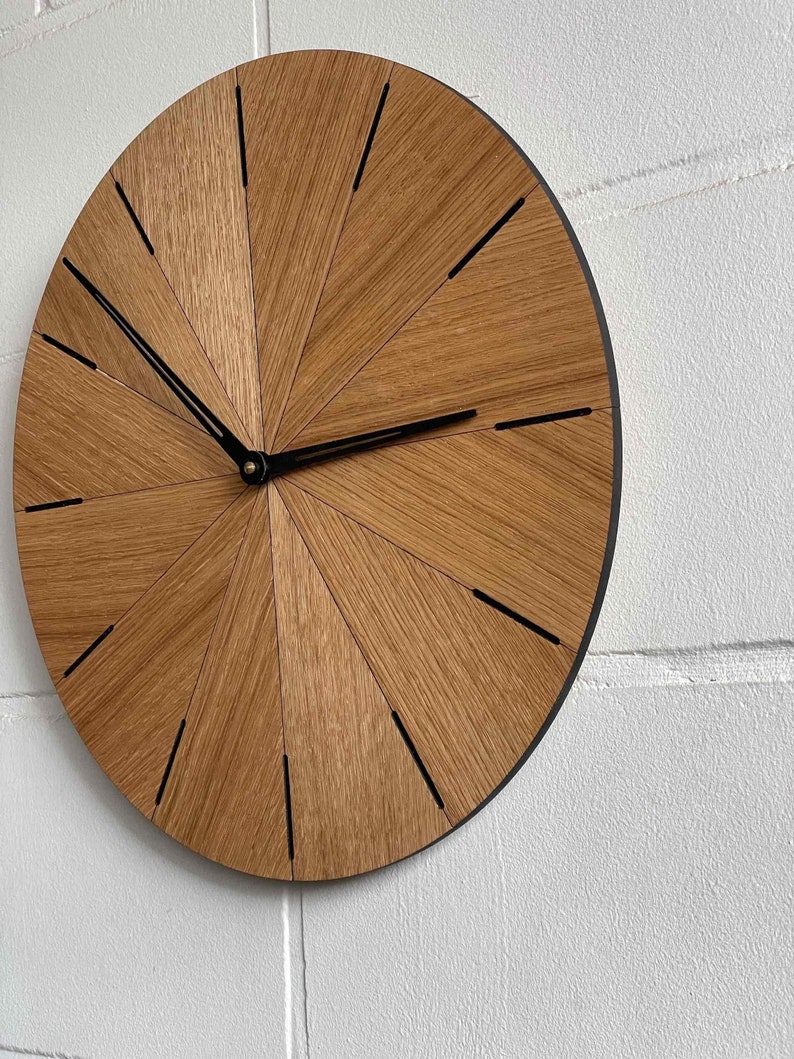 Horloge minimaliste, horloge murale unique, grande horloge murale en bois pour mur horloge en chêne avec finition noire horloge de 20 pouces image 10