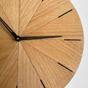 Horloge minimaliste, horloge murale unique, grande horloge murale en bois pour mur horloge en chêne avec finition noire horloge de 20 pouces image 8