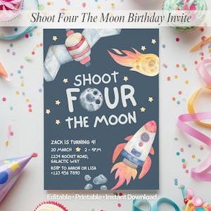 Könnte beinhalten: Eine marineblaue Geburtstagseinladung mit dem Text "Shoot Four The Moon". Das Design umfasst eine Rakete, einen Satelliten, einen Kometen und Sterne. Die Einladung enthält auch Veranstaltungsdetails und RSVP-Informationen.
