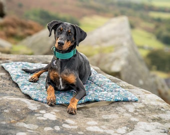 William Morris Waterproof Dog Mat: Willow Golden Lily Picnic Pad