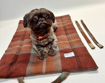 Alfombra de adiestramiento para perros, THE PICNIC PAD en Warm Spice Tartan. Colchoneta para acomodarse, cama para perros de viaje. Naranja, marrón, cuadros verdes.