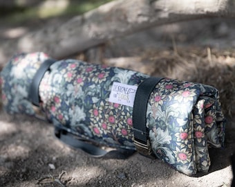 William Morris Dog Settle Mat: Waterproof Picnic Travel Bed in Orchid Slate