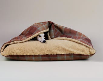 Lit pour chien personnalisé en tartan : calmant des grottes dans un terrier, imitation peau de mouton