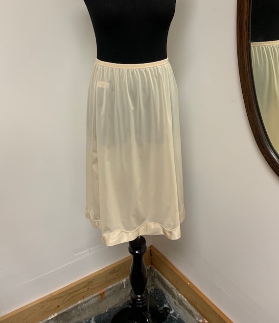 1960s Vanity Fair Vintage Cream Half Slip! Gem