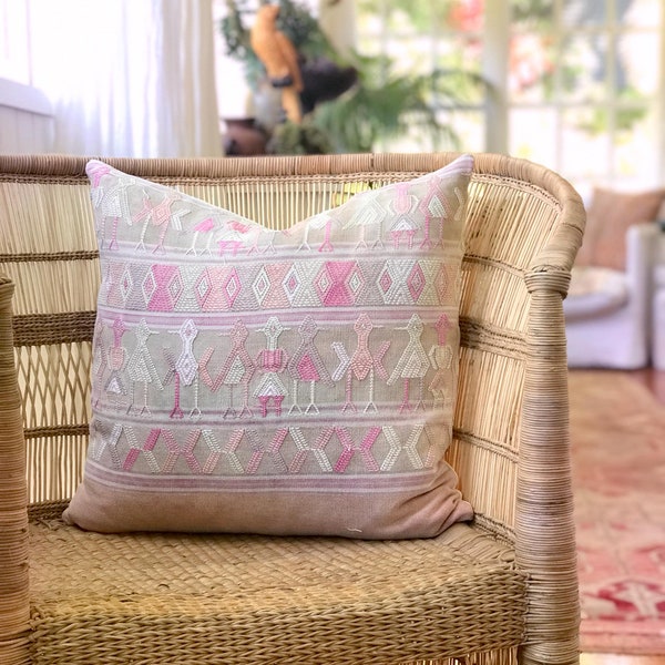 Vintage Textilkissen in einem zarten Beige mit rosa und koralle bestickten Figuren und Formen. Guatemaltekisches Huipil-Kissen Boho-Überwurfkissen.
