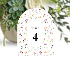 Carte Numéro de table Arche aux Motifs Petites Fleurs des champs, Décoration de table pour mariage champêtre, bohème
